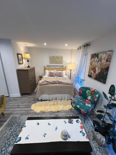 una camera con un grande letto e un divano di Eleni’s Charming Studio a North Beach