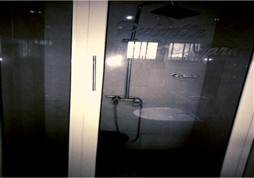 een badkamer met een toilet en een wastafel door een raam bij angelaMcFadden apartment in Benin City