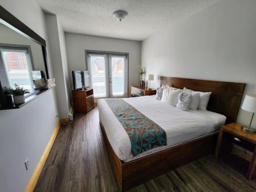 Postel nebo postele na pokoji v ubytování Sunset Resorts Canmore and Spa