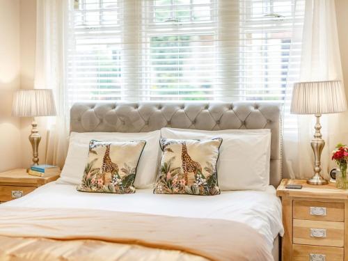 uma cama com duas almofadas com uma janela em 1 Bed in Rothbury 88286 em Rothbury