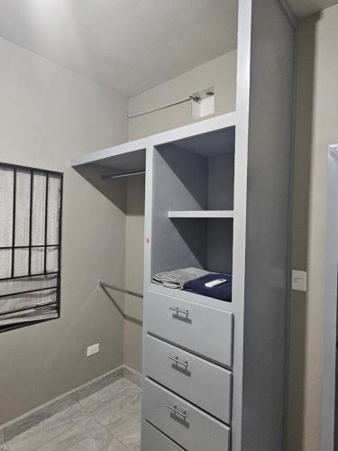 una cabina armadio con scaffali e cassetti di Departamento madroño a Matamoros