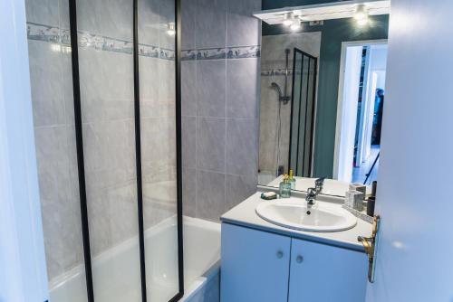 a bathroom with a sink and a shower at Apparthotel - Paradis Médiéval in Poitiers