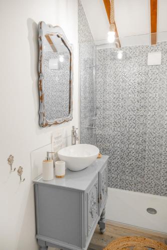 a bathroom with a sink and a shower at Casa da Pausa by TonsdeVerde in Vila Verde