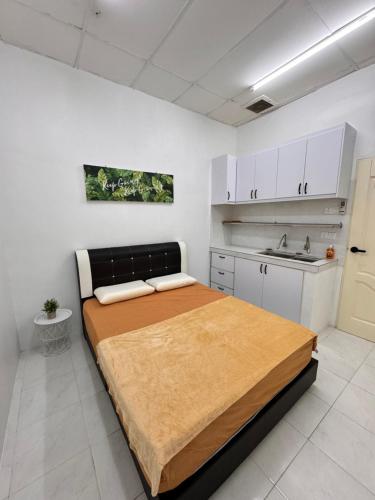 Il comprend une chambre avec un grand lit et une cuisine. dans l'établissement MHI Homestay Bandar Baru Jelawat, à Bachok