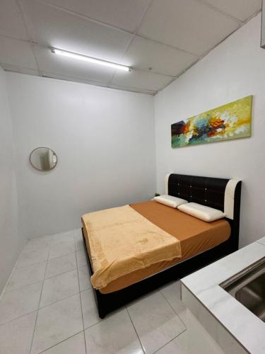 - une chambre avec un lit orné d'une peinture murale dans l'établissement MHI Homestay Bandar Baru Jelawat, à Bachok