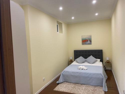 1 dormitorio con 1 cama con manta azul en Ady house 2, en Setúbal