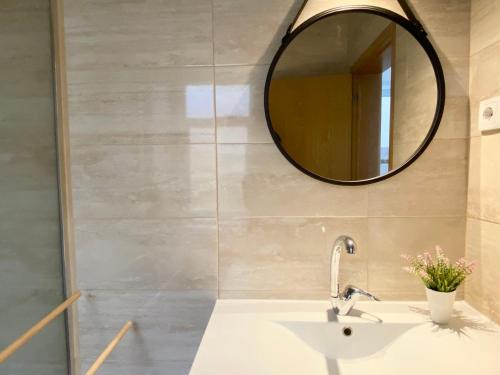 bagno con lavandino e specchio di Ady house 2 a Setúbal