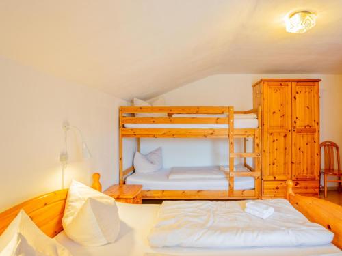 een slaapkamer met 2 stapelbedden in een kamer bij Haus am Lift in Itter