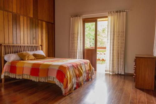 Tempat tidur dalam kamar di Alter do Chão, suite master+2 dormitórios c/A.C. paz e natureza a 100m da praia do Lago Verde e 500m da Ilha do Amor
