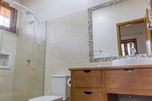A bathroom at Alter do Chão, suite master+2 dormitórios c/A.C. paz e natureza a 100m da praia do Lago Verde e 500m da Ilha do Amor