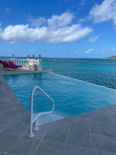 Swimmingpoolen hos eller tæt på MIRAMAR