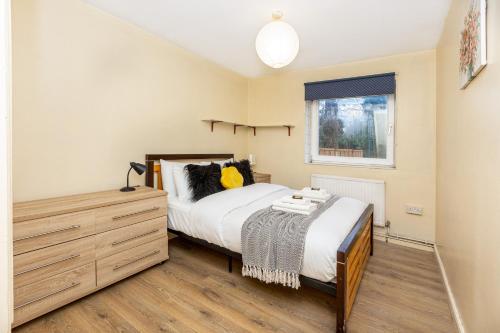 um quarto com uma cama grande e uma janela em Magnificent 3BR Apt wPrivate Garden, Angel em Londres