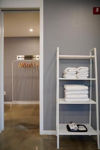 a room with a shelf with white towels on it at Hotel Dada Gyeongbokgung in Seoul
