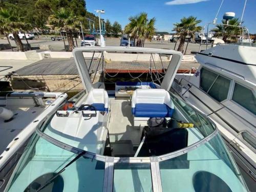 un bateau est amarré dans un port de plaisance dans l'établissement Superbe bateau à Gruissan, à Gruissan