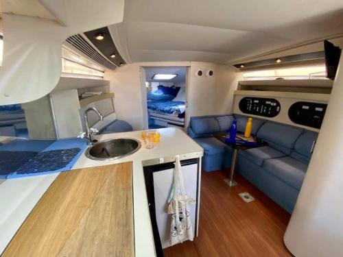 d'une cuisine et d'un salon. dans l'établissement Superbe bateau à Gruissan, à Gruissan