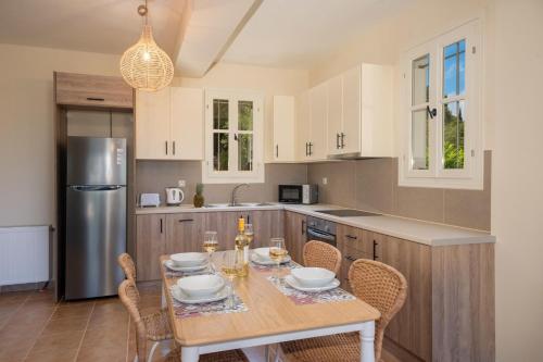 Una cocina o cocineta en Leonie by Vintage Travel