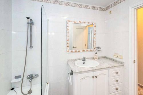 uma casa de banho com um lavatório e um chuveiro em Bellavista Mar em Arenal d'en Castell