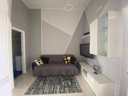 een woonkamer met een bank en een tv bij Horizon in Castel San Giorgio