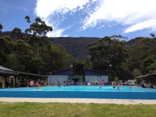ein großer Swimmingpool mit Menschen darin in der Unterkunft Halls Gap Hideaway in Halls Gap