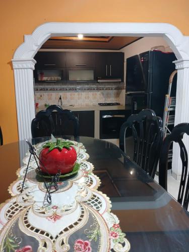 una mesa con un tomate rojo encima en Alojamiento festival vallenato, en Valledupar