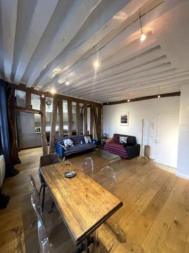 un salon avec une table et un canapé dans l'établissement Amazing Flat Views Seine River, à Paris