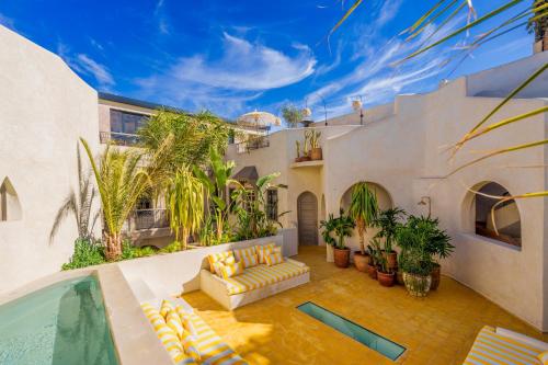 una imagen de una casa con piscina en Riad XO, en Marrakech