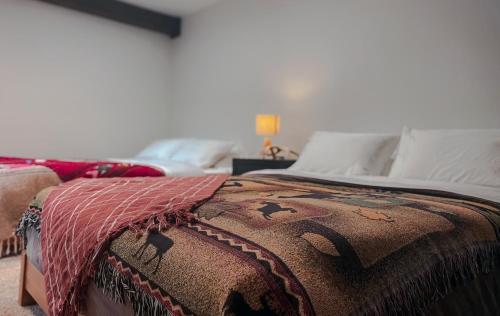 ein Bett mit einer Decke auf dem Zimmer in der Unterkunft Elesel Lodge 