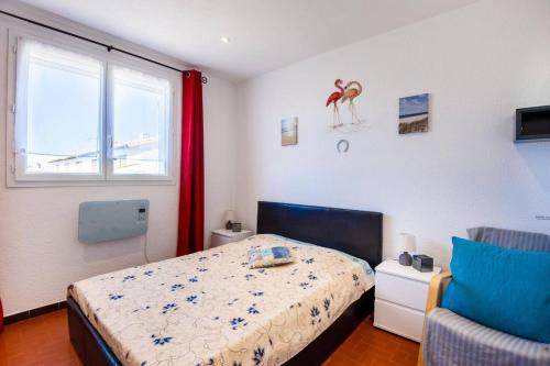 a bedroom with a bed and a window at Appartement spacieux Saintes-Maries-de-la-Mer 53 m² animaux acceptésEL in Saintes-Maries-de-la-Mer