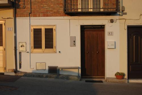 - un bâtiment blanc avec une porte et des fenêtres marron dans l'établissement 2 bedrooms property at San Giovanni Lipioni, à San Giovanni Lipioni