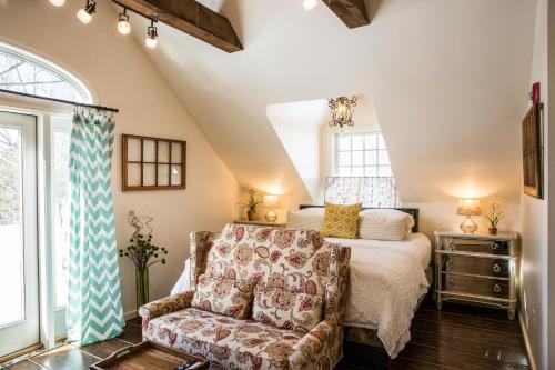 a bedroom with a bed and a couch and a bed at The Connecticut River Valley Inn Hartford South/Glastonbury in Glastonbury