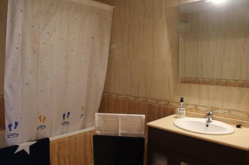 baño con lavabo y cortina de ducha en 2 bedrooms appartement with terrace and wifi at Capafonts, en Capafons