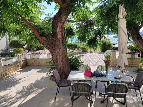 Apartments by the sea Barbat, Rab - 22424