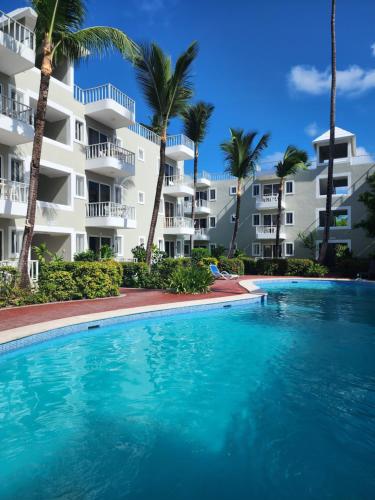 una piscina di fronte a un edificio di Sol Caribbean Beach Corales a Punta Cana