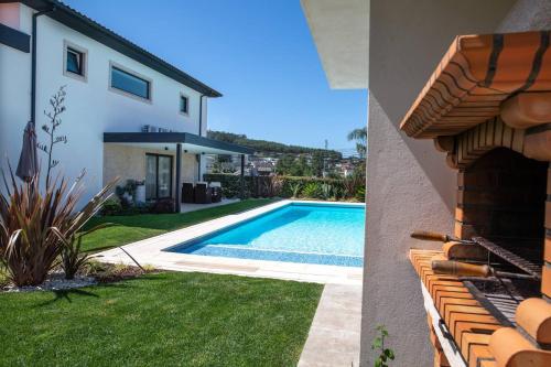 una casa y una piscina en un patio en 3 bedrooms chalet with private pool and wifi at Varzea, en Várzea