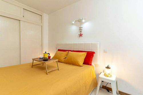 Un dormitorio con una cama con una mesa. en One bedroom appartement at Corralejo 200 m away from the beach with wifi, en Corralejo