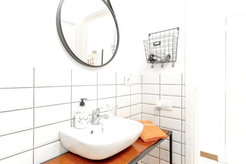 Baño blanco con lavabo y espejo en One bedroom appartement at Corralejo 200 m away from the beach with wifi, en Corralejo
