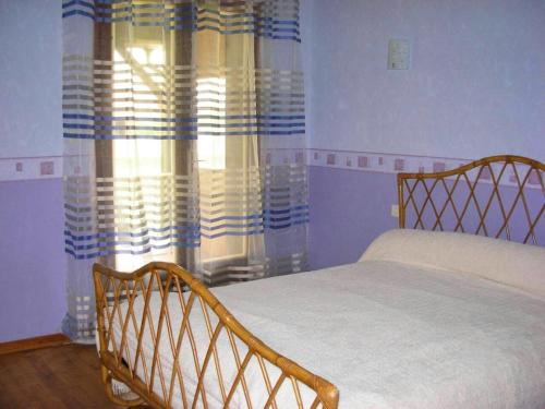um quarto com uma cama e uma janela com cortinas em Villa de 3 chambres avec piscine privee terrasse et wifi a Landorthe em Landorthe