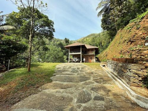 un camino de piedra frente a un edificio en Gracevilla, en Pīrmed