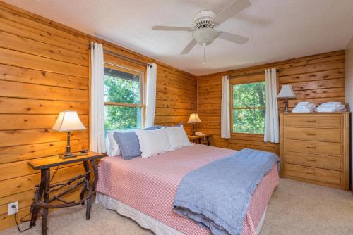 - une chambre avec un lit et un ventilateur de plafond dans l'établissement Sterling Retreat Pet Friendly, Hot Tub & Mountain Views!, à Black Mountain