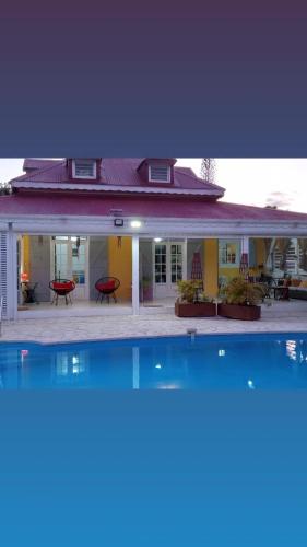 Bazén v ubytování Studio cosy à Sainte Rose 19 m² avec piscine partagée nebo v jeho okolí
