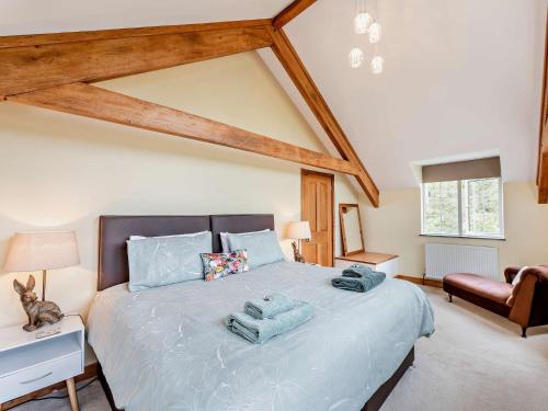 um quarto com uma cama grande e toalhas azuis em 3 bed property in Bude 29125 em Thornbury