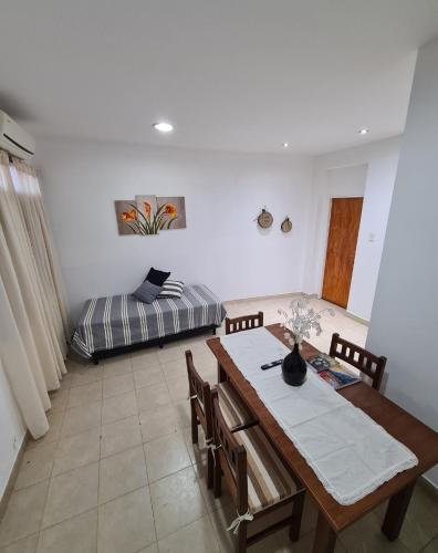 ein Wohnzimmer mit einem Tisch und einem Sofa in der Unterkunft Tres Marías Apart in Chilecito