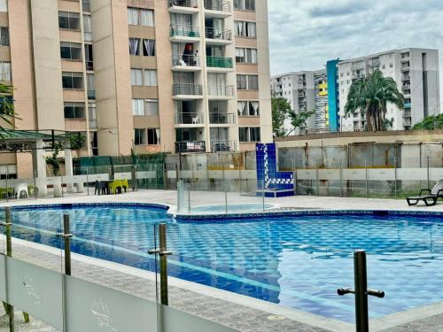 una gran piscina frente a algunos edificios en Apartamento Ibagué Mirador De Los Andes Mirolindo, en Ibagué