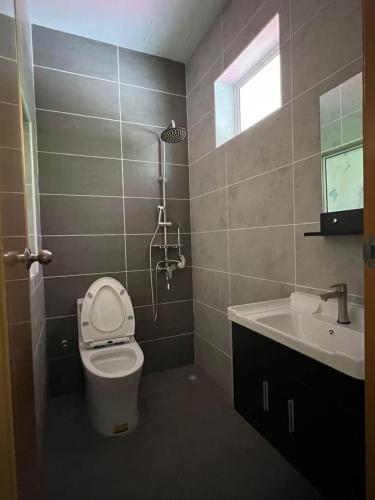 uma casa de banho com um WC e um lavatório em Kokol Sinompuru em Kota Kinabalu