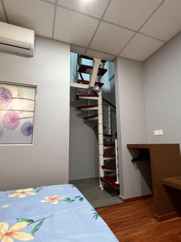 une chambre avec un escalier en colimaçon et un lit dans l'établissement Kokol Sinompuru, à Kota Kinabalu