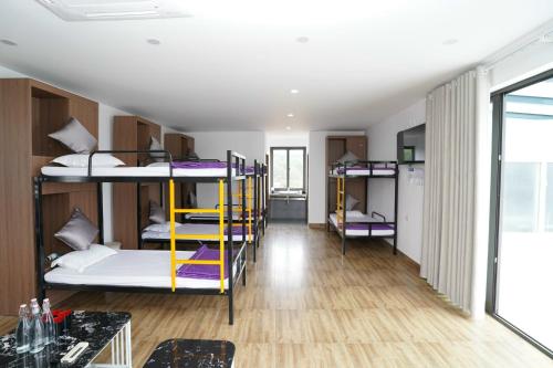 מיטה או מיטות קומותיים בחדר ב-Thanh Măng Hotel