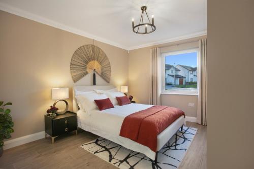 een slaapkamer met een groot bed en een raam bij Luxury Hazledene Villa #15 ✪ Grampian Lettings Ltd in Aberdeen