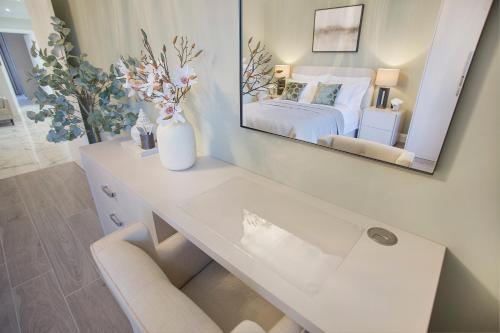een wit bureau in een slaapkamer met een spiegel bij Luxury Hazledene Villa #15 ✪ Grampian Lettings Ltd in Aberdeen