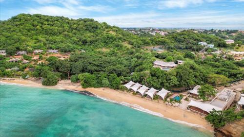 une vue aérienne d'une plage avec un complexe hôtelier dans l'établissement Your roomy comfortable place K4, à Morne Rouge