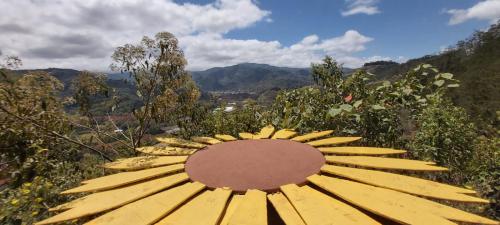 a statue of a sunflower on top of a mountain at Cabañas Vista de Oro in Paraíso